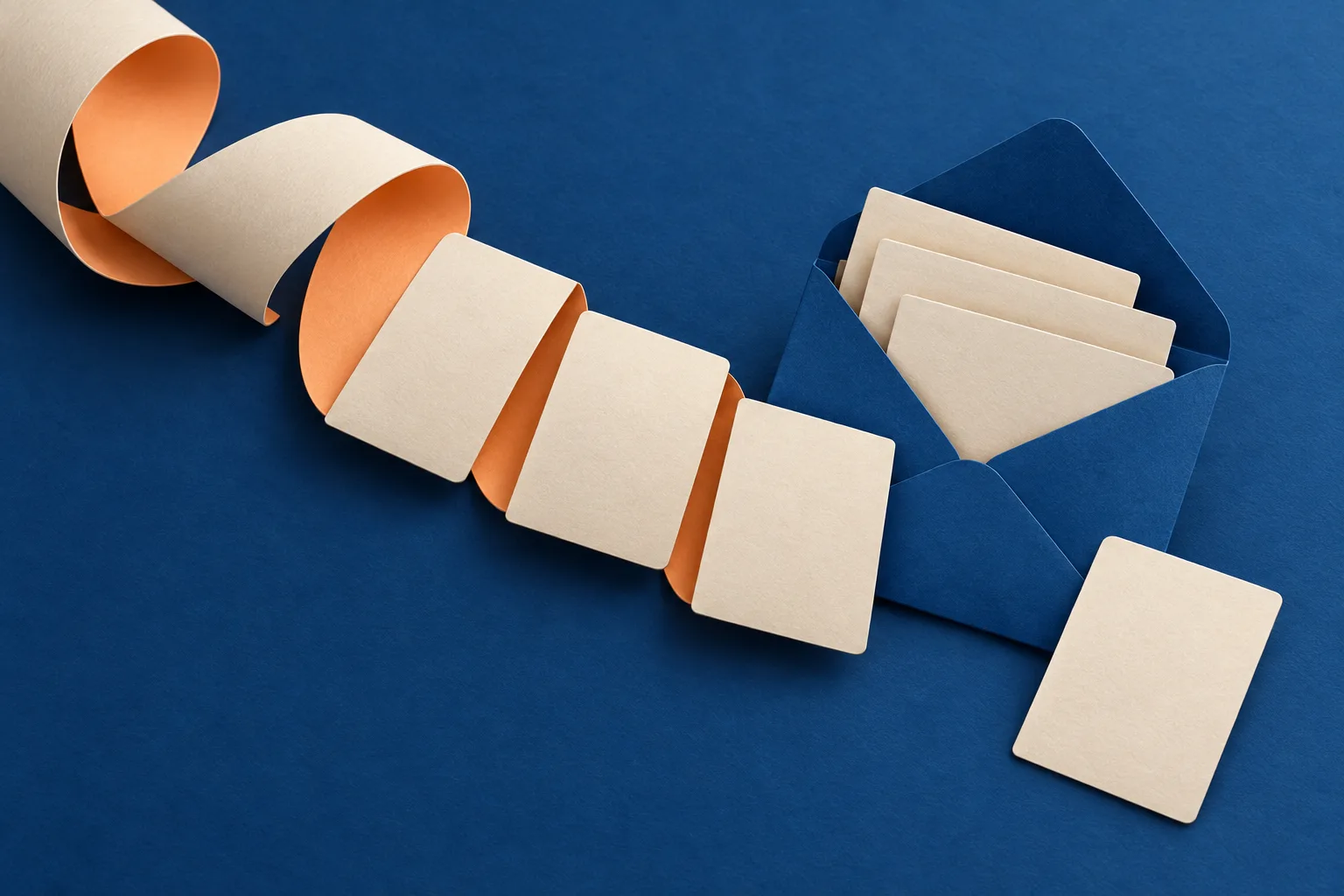 Un long ruban de papier est réparti en fiches, dont certaines rejoignent une enveloppe tandis qu’une autre reste à côté.